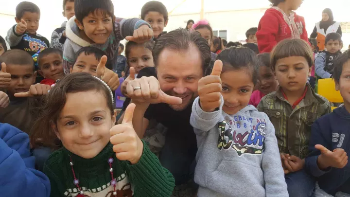 Arne Kopfermann bei einem Besuch im Flüchtlingslager in Jordanien