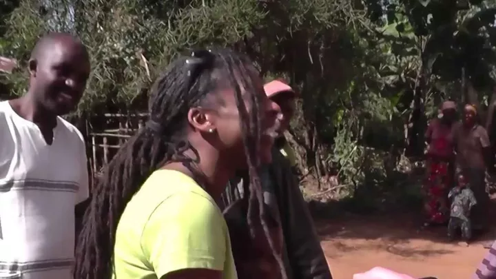 Judy Bailey mit World Vision Deutschland in Tansania bei ihrem Patenkind