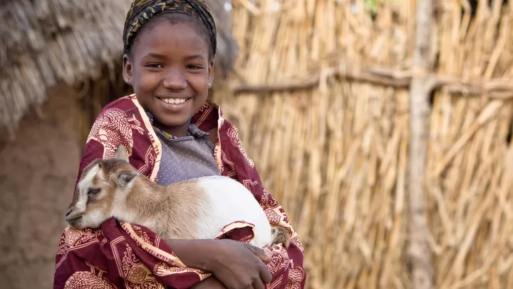 Mädchen mit Ziege im Arm