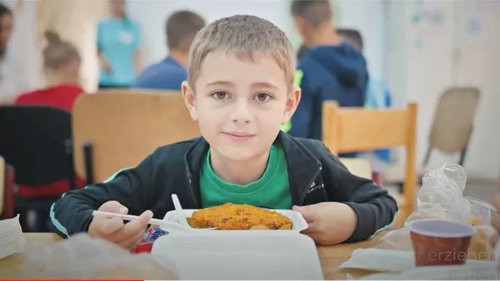 Rumänischer Junge beim Essen