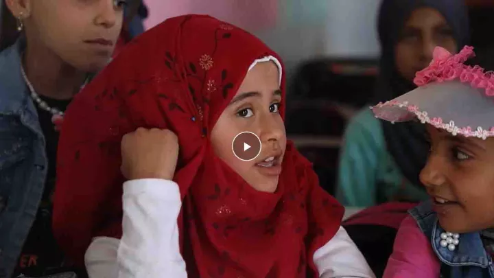 Mädchen das psychosoziale Unterstützung nach dem Erdbeben erhielt