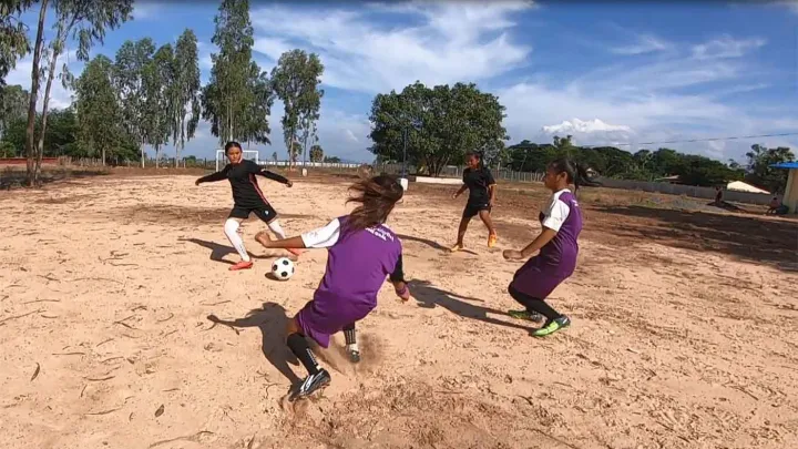 Fußball spielende Mädchen
