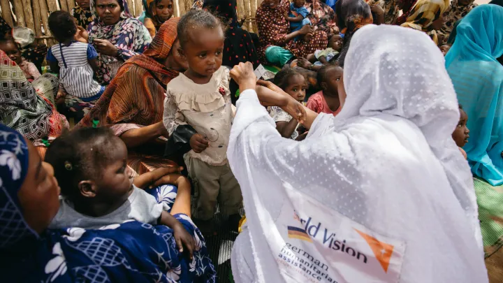 Sudan: Eine Mitarbeiterin einer von World Vision unterstützten Klinik untersucht den Gesundheitszustand von Kleinkindern.