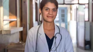 World Vision ermöglicht Patenschaft Ausbildung zur Krankenschwester: Frau die Krankenschwester ist