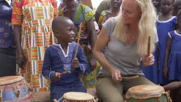 World Vision Patenschaft: Patin Tine besucht ihr Patenkind in Ghana, sie spielen zusammen Musik