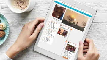 Frau schaut sich Mein World Vision mit ihrem Laptop an