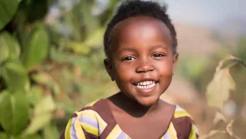 Patenkind lächelt fröhlich