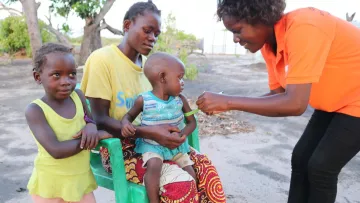 World Vision untersucht ein Kleinkind das mangelernährt ist