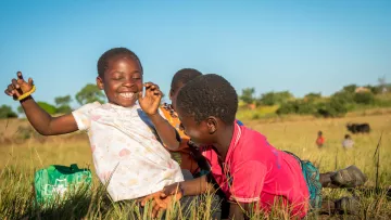 Die Kinder spielen zusammen und sind dank der Unterstützung von World Vision glücklich