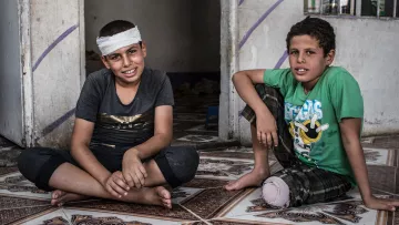 Omar (rechts) und seine Geschwister sind in Mossul durch eine Bombe schwer verletzt worden. 