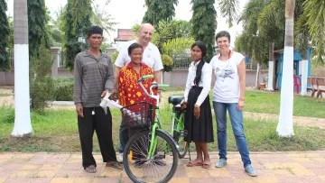 Yvonne und Jörg-Peter Liebscher mit ihrem Patenkind Kech in Kambodscha