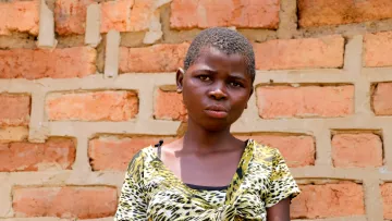 Flüchtlingskind Thérèse aus der DR Kongo versteckte sich wochenlang im Busch.