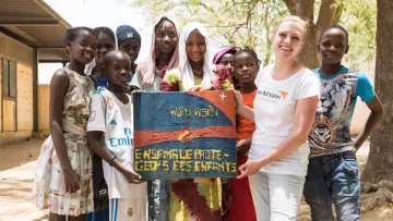 Katrin Schlegel mit Kiundern aus Neteboulou