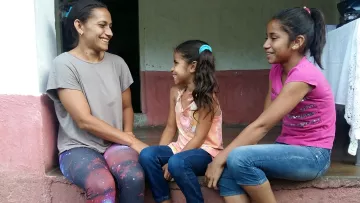 Delmi hat eine ganz neue Beziehung zu ihren Töchtern