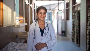 Vibita ist jetzt eine Krankenschwester und Hebamme