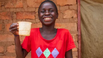 Brendah schmeckt das saubere Wasser