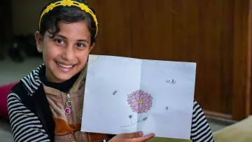 Die kriegsverletzte Raja (Name geändert) hat im Kinderzentrum in Mossul zurück ins Leben gefunden.