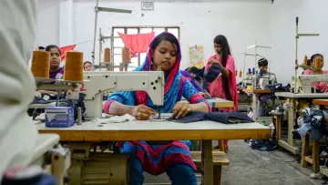 Mädchen bei der Arbeit an der Nähmaschine 