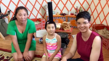 Frau Geigenmüller besucht ihr Patenkind in Ulaan Bataar in der Mongolei