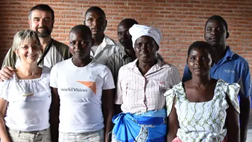 Familie Schoenfelder besucht im Rahmen ihrer Patenreise ihr Patenkind in Kunyinda, Malawi
