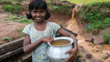 Rajima in Indien holt Wasser. 