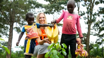 Jana und Kinder in Kenia
