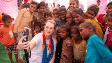 Bloggerin Anna mit Kindern in Indien