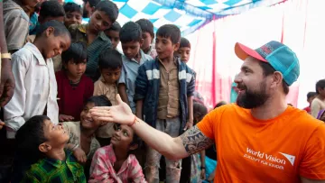Influencer Paul mit Kindern in Indien