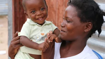 Baby Beto aus Angola ist geheilt und kann wieder vergnügt spielen