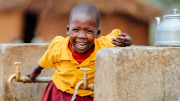 Cheru trinkt sauberes Wasser