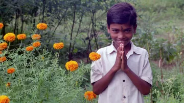 Grüßendes Kind in Indien