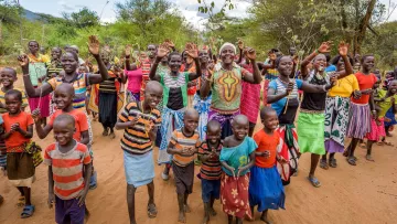 Kinder und Frauen in Kenia
