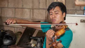Gustavo aus Guatemala über Viola.