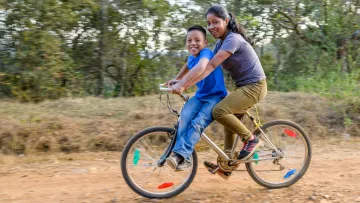 Kinder auf einem Fahrrad in Honduras