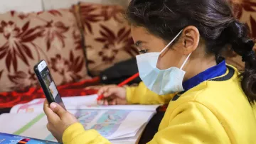 Das Handy ist im Lockdown Souads einziger Zugang zu Bildung