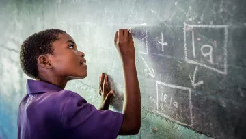 Kinder lernen Lesen dank der Unterstützung von Großspendern