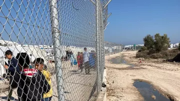 KInder hinter dem Zaun des Lagers Kara Tepe