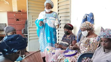 Rebecca gemeinsam mit Frauen aus der Frauenvereinigung