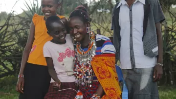 Zipporah aus Kenia mit ihrer Mutter und ihren Schwestern