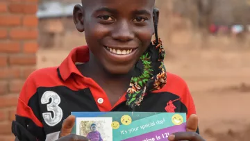 Patenkind Justine aus Sambia mit seiner Geburtstagskarte