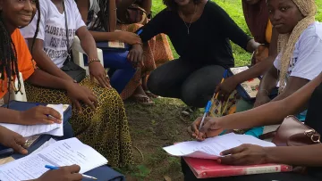Sister Fa mit einer Gruppe Mädchen im Senegal