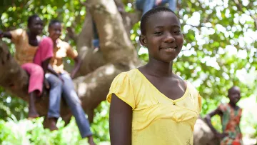 Mädchen vor einem Baum