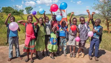 Kinder freuen sich über ihre Geschenke von World Vision