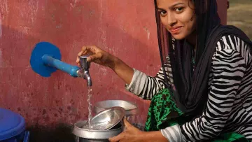 Shikha erhält dank Wasserfilter sauberes Wasser für sich und ihre Familie