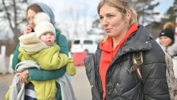 Frauen aus der Ukraine kommen allein mit Kindern in Rumänien an