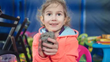 Kneten und Spielen an einem sicheren Ort hilft Kindern aus der Ukraine ihre Erlebnisse zu verarbeiten
