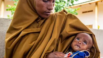 Mutter mit unterernährtem Kind