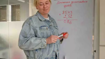 Natalia unterrichtet von der Geflüchtetenunterkunft aus ihre Schüler weiter