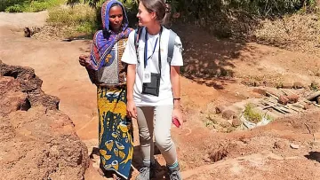 Ha-na Schulz im Gespräch mit einer Frau in Bambari