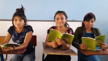 Kinder in der Schule beim Lesen in Guatemala